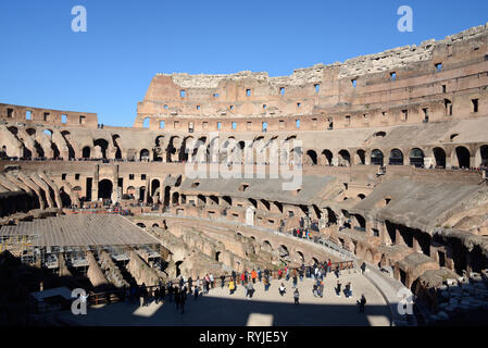 Im Innenraum oder im Inneren des Kolosseums Amphitheater, Kolosseum, oder Flavischen Amphitheater 70-80 AD Rom Italien Stockfoto