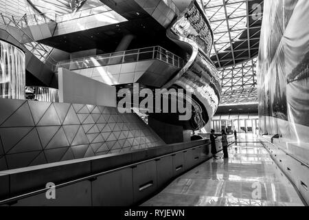 Futuristische Architektur Innenraum mit anmutigen Kurven bei monochromen MOCAPE Museum in Shenzhen, China Stockfoto