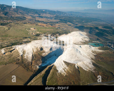 Antenne drone Ansicht von Hierapolis römischen Ruinen und weißem Travertin Terrassen aus hohen Winkel Übersicht in Pamukkale, Türkei Stockfoto