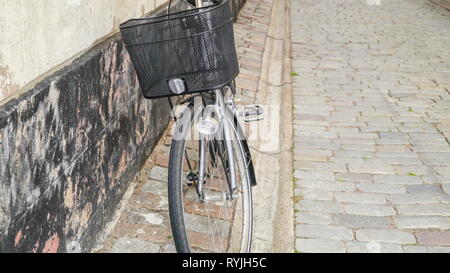 Den Scheinwerfer auf der Vorderseite der Fahrradverleih in Stockholm, Schweden, während auf der Seite der Wand des Gebäudes geparkt wurde Stockfoto