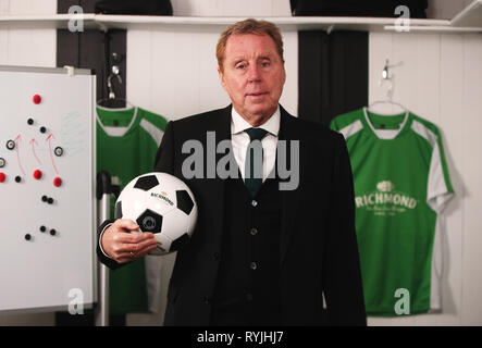 Harry Redknapp und Hayley McQueen haben teamed oben mit Richmond favoriten Fans der Nation zu feiern. Kopf zum Richmond Facebook oder Instagram Seite für die Chance, ihre örtlichen Fußballverein ein Match Tag zu erinnern. Richmond, Lieblings Wurst der Nation, feiert die Fans der Lieblingssport der Nation. Zu gewinnen ein Gleiches - Tag Erfahrung zu erinnern, Leiter zum Richmond Facebook oder Instagram Seite und nominieren Sie Ihre lokalen Verein. Mit: Harry Redknapp Wo: London, Vereinigtes Königreich, wenn: 29 Jan 2019 Credit: Joe Pepler/PinPep/WENN.com Stockfoto