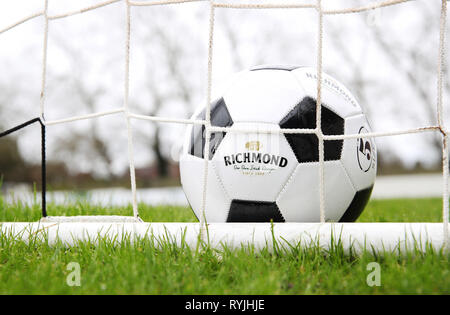 Harry Redknapp und Hayley McQueen haben teamed oben mit Richmond favoriten Fans der Nation zu feiern. Kopf zum Richmond Facebook oder Instagram Seite für die Chance, ihre örtlichen Fußballverein ein Match Tag zu erinnern. Richmond, Lieblings Wurst der Nation, feiert die Fans der Lieblingssport der Nation. Zu gewinnen ein Gleiches - Tag Erfahrung zu erinnern, Leiter zum Richmond Facebook oder Instagram Seite und nominieren Sie Ihre lokalen Verein. Mit: Atmosphäre, Wo: London, Vereinigtes Königreich, wenn: 29 Jan 2019 Credit: Joe Pepler/PinPep/WENN.com Stockfoto