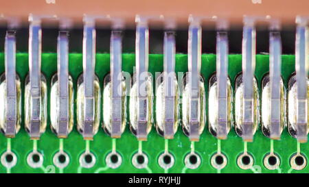 Winzige silber rand Teile der Kondensatoren Teil auf der grünen Platine für Elektronik Stockfoto