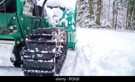 Ein großer Tank langsam auf der dicken weißen Schnee während der Wintersaison in der Stadt Stockfoto