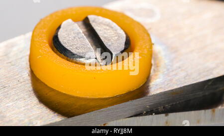 Scharfe und glänzend Scheren der Schere auf einer Makroaufnahme mit dem orange Knoten auf der Mitte Stockfoto