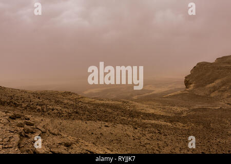 Wüstenlandschaft mit Gewitterwolken und Sandsturm in unteren Najd, Saudi-Arabien Stockfoto