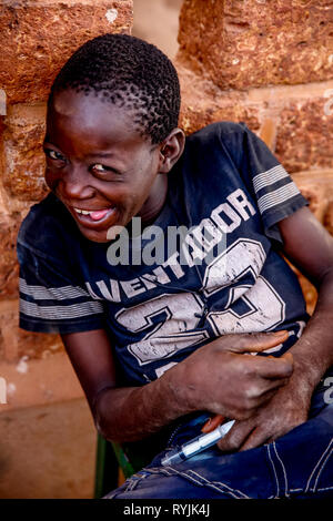 Junge Gesichter machen in Ouagadougou, Burkina Faso. Stockfoto