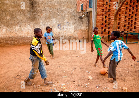 ICCV Nazemse NGO in Ouagadougou, Burkina Faso. Jungen Fußball spielen. Stockfoto