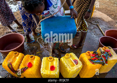 Mädchen beim Wasserholen in einem Dorf in der Nähe von Ouahigouya, Burkina Faso. Stockfoto