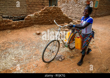 Mädchen beim Wasserholen in einem Dorf in der Nähe von Ouahigouya, Burkina Faso. Stockfoto