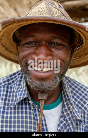 Burkina Fasso Mann mit einem traditionellen Hut in Tenkodogo, Burkina Faso. Stockfoto