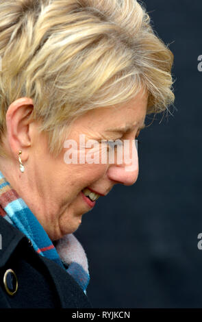 Angela Smith MP (Ex-Arbeit, jetzt unabhängige Gruppe: Penistone und Stocksbridge) auf College Green, Westminster, 13. März 2019 interviewt Stockfoto