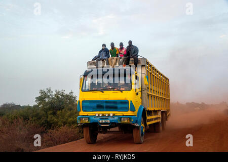 Fahrzeug auf einer staubigen Straße in Burkina Faso. Stockfoto