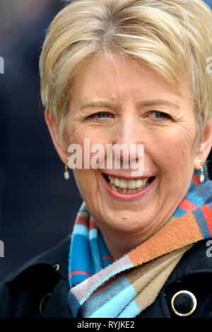 Angela Smith MP (Ex-Arbeit, jetzt unabhängige Gruppe: Penistone und Stocksbridge) auf College Green, Westminster, 13. März 2019 interviewt Stockfoto