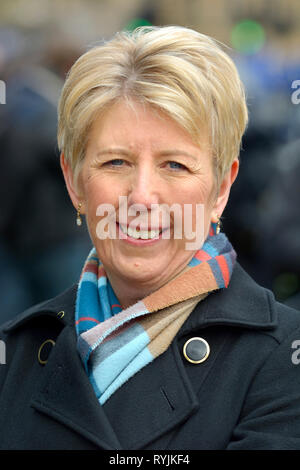 Angela Smith MP (Ex-Arbeit, jetzt unabhängige Gruppe: Penistone und Stocksbridge) auf College Green, Westminster, 13. März 2019 interviewt Stockfoto