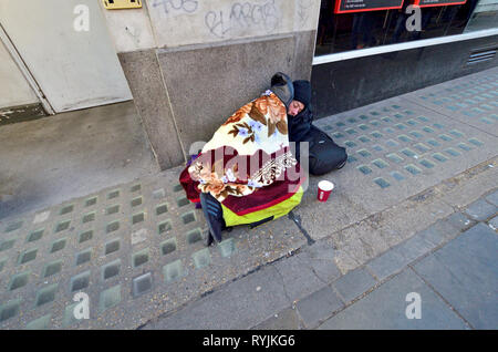 London, England, UK. Obdachlosen schlafen im Strang, im März Stockfoto