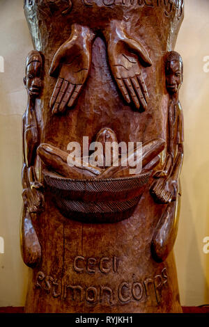 Relief in einer katholischen Kirche in Ouagadougou, Burkina Faso. Stockfoto