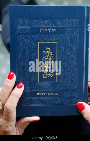 Jüdische Frau lesen der Tora. Close-up. Stockfoto