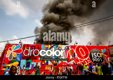 Brand in einer Lackfabrik in Abidjan, Elfenbeinküste. Stockfoto