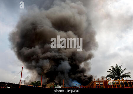 Brand in einer Lackfabrik in Abidjan, Elfenbeinküste. Stockfoto