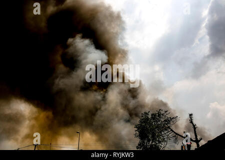 Brand in einer Lackfabrik in Abidjan, Elfenbeinküste. Stockfoto