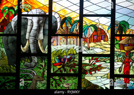 Saint Paul's Kathedrale, Abidjan, Elfenbeinküste. Glasmalereien der Darstellung Afrikas. Stockfoto