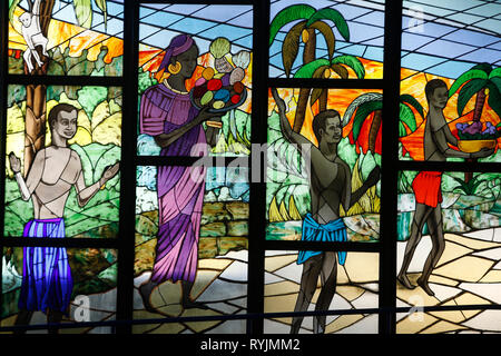 Saint Paul's Kathedrale, Abidjan, Elfenbeinküste. Glasmalereien der Darstellung Afrikas. Stockfoto