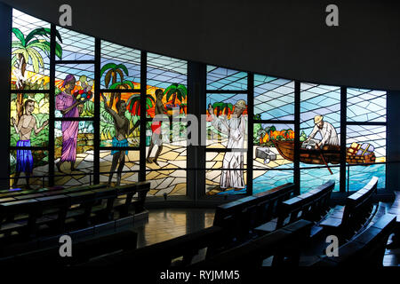 Saint Paul's Kathedrale, Abidjan, Elfenbeinküste. Bänke und Glasmalerei. Stockfoto