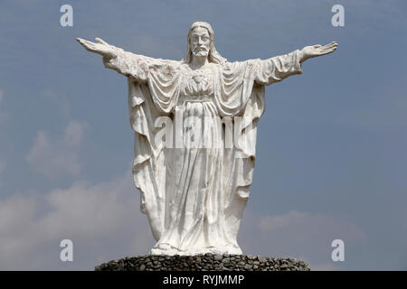 Jesus Christus Statue in Saint Paul's Kathedrale compound, Abidjan, Elfenbeinküste. Stockfoto