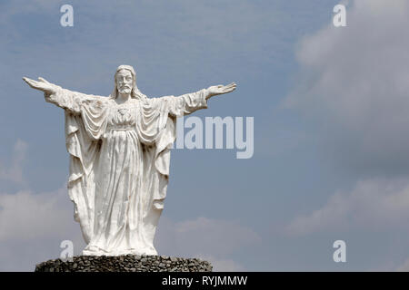 Jesus Christus Statue in Saint Paul's Kathedrale compound, Abidjan, Elfenbeinküste. Stockfoto