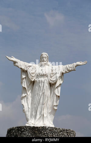 Jesus Christus Statue in Saint Paul's Kathedrale compound, Abidjan, Elfenbeinküste. Stockfoto