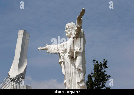 Jesus Christus Statue in Saint Paul's Kathedrale compound, Abidjan, Elfenbeinküste. Stockfoto