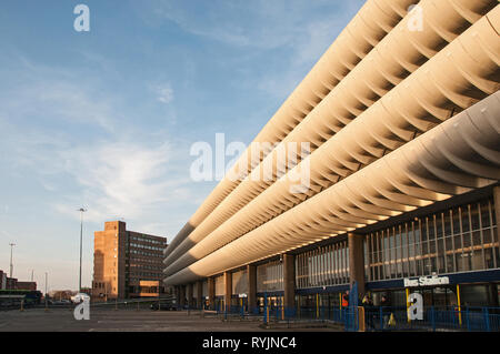 Um die UK-Preston Bus Station in der niedrigen Winter Sonnenschein. Stockfoto