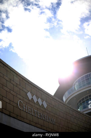 Eine allgemeine Ansicht der Himmel während der St Patrick's Donnerstag der2019 Cheltenham Festival in Cheltenham Racecourse. Stockfoto