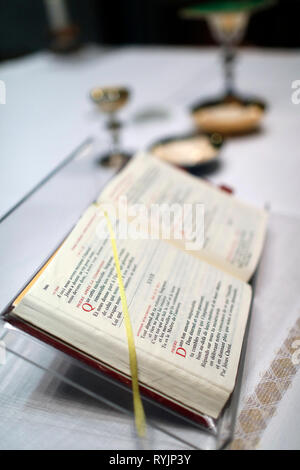 Katholische Messe. Öffnen Römischen missel am Altar. Frankreich. Stockfoto