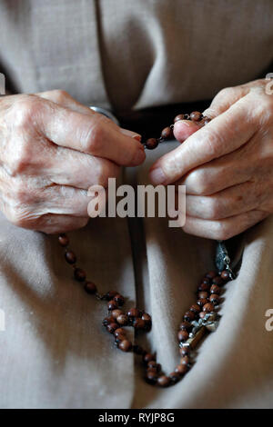 Die Visitation Kloster. Visitandine Nonne, die den Rosenkranz beten. Das klösterliche Leben. Marclaz. Frankreich. Stockfoto