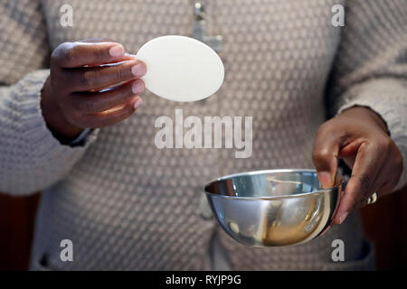 Die Visitation Kloster. Heilige Eucharistie Vorbereitung in der Sakristei. Marclaz. Frankreich. Stockfoto