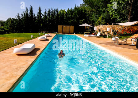 Frau baden in einem Pool in Sizilien (Italien). Stockfoto