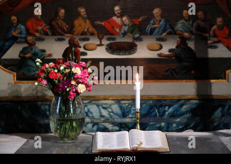 Die Muttergottes Kirche (Var Frue Kirche). Kirche Kerze und Bibel auf dem Altar. Trondheim. Norwegen. Stockfoto