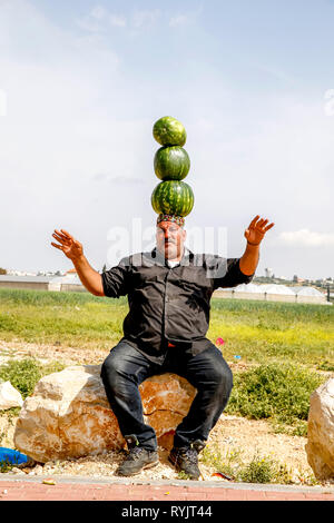 Palästinensischen Verkauf von Wassermelonen bei Al-Jalameh Checkpoint (Israelisch-Grenze). Stockfoto