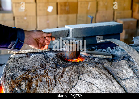 Potery albahaa Keramik und Glas blasen Fabrik in Hebron, West Bank, Palästina. Arbeitnehmer, die Kaffee auf den Ofen für Keramik Keramik verwendet. Stockfoto