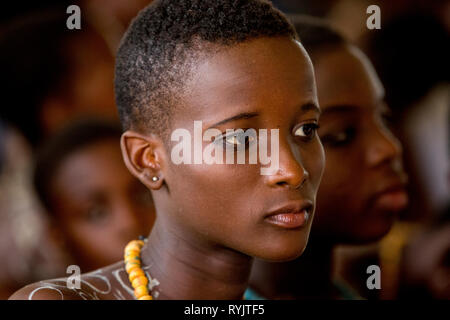 Teenager an Masse in Cristo Risorto de Hedzranawoe katholische Pfarrkirche, Lomé, Togo. Stockfoto