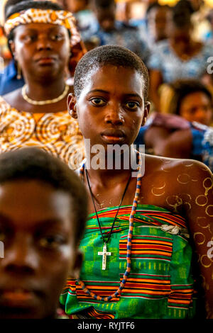 Masse in Cristo Risorto de Hedzranawoe katholische Pfarrkirche, Lomé, Togo. Stockfoto