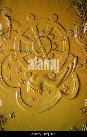 Thien Hung buddhistischer Tempel. Hand mit Dharma Rad. Dharmachakra, dem buddhistischen Achtfache Pfad in ein Rad dargestellt. Ho Chi Minh City. Vietnam. Stockfoto