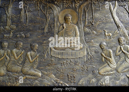 Tinh Xa Ngoc Chau buddhistischer Tempel. Das Leben des Buddha, Siddhartha Gautama. Der Buddha predigte seine erste Predigt an die fünf Mönche auf den Hirsch Par Stockfoto