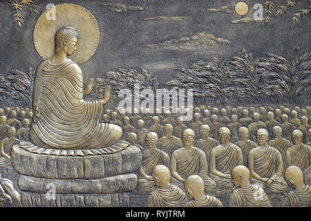 Tinh Xa Ngoc Chau buddhistischer Tempel. Das Leben des Buddha, Siddhartha Gautama. Buddha mit Jüngern und lehrte sie. Der Buddha ermahnte seine ersten 60 Ar Stockfoto
