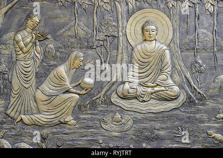 Tinh Xa Ngoc Chau buddhistischer Tempel. Das Leben des Buddha, Siddhartha Gautama. Sujata macht ein Angebot von Reis - Milch. Chau Doc Vietnam. Stockfoto