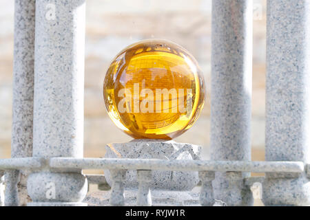 Truc Lam buddhistischer Tempel. Gelbe Kristall Glas Kugel. Dalat. Vietnam. Stockfoto