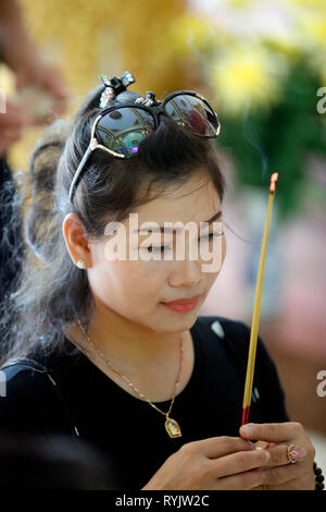 Pitu Khosa Rangsay buddhistischen Pagode. Betende Frau der Buddha. Can Tho. Vietnam. Stockfoto