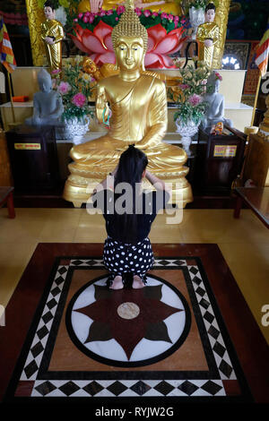 Pitu Khosa Rangsay buddhistischen Pagode. Betende Frau der Buddha. Can Tho. Vietnam. Stockfoto